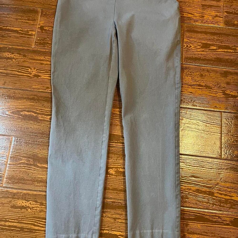 Crown & Ivy Women's Gray Capri Pants Size 6